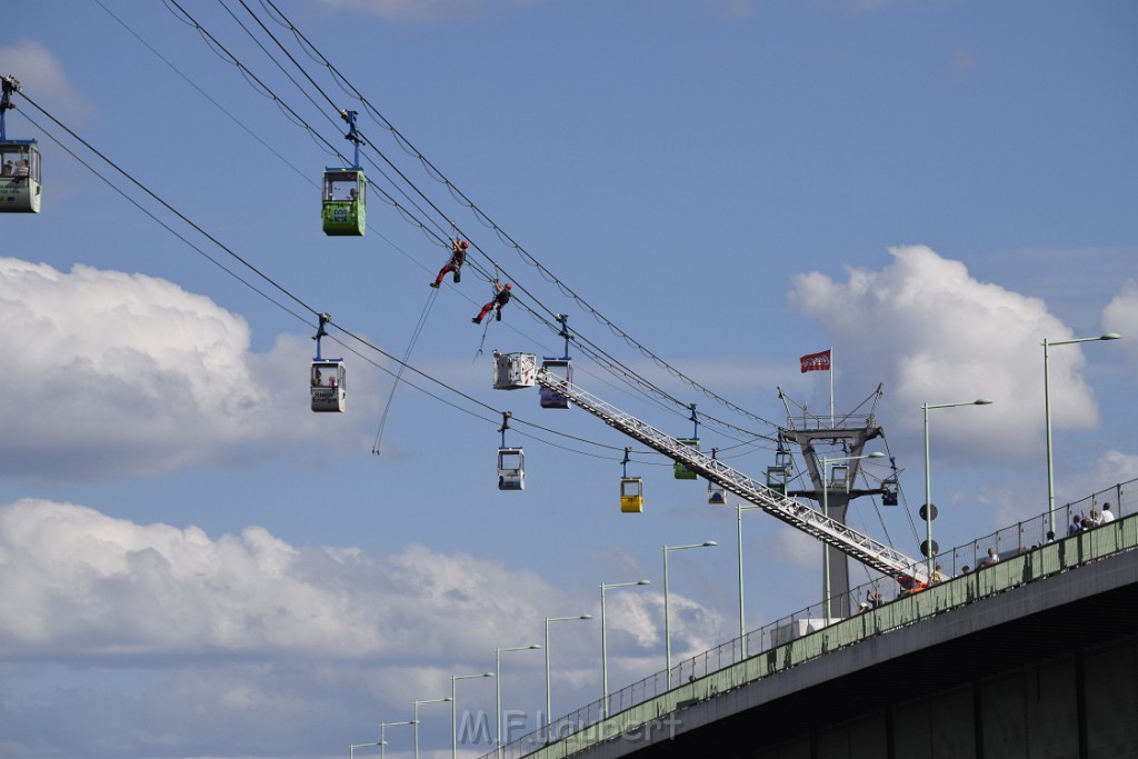 Koelner Seilbahn Gondel blieb haengen Koeln Linksrheinisch P236.JPG - Miklos Laubert